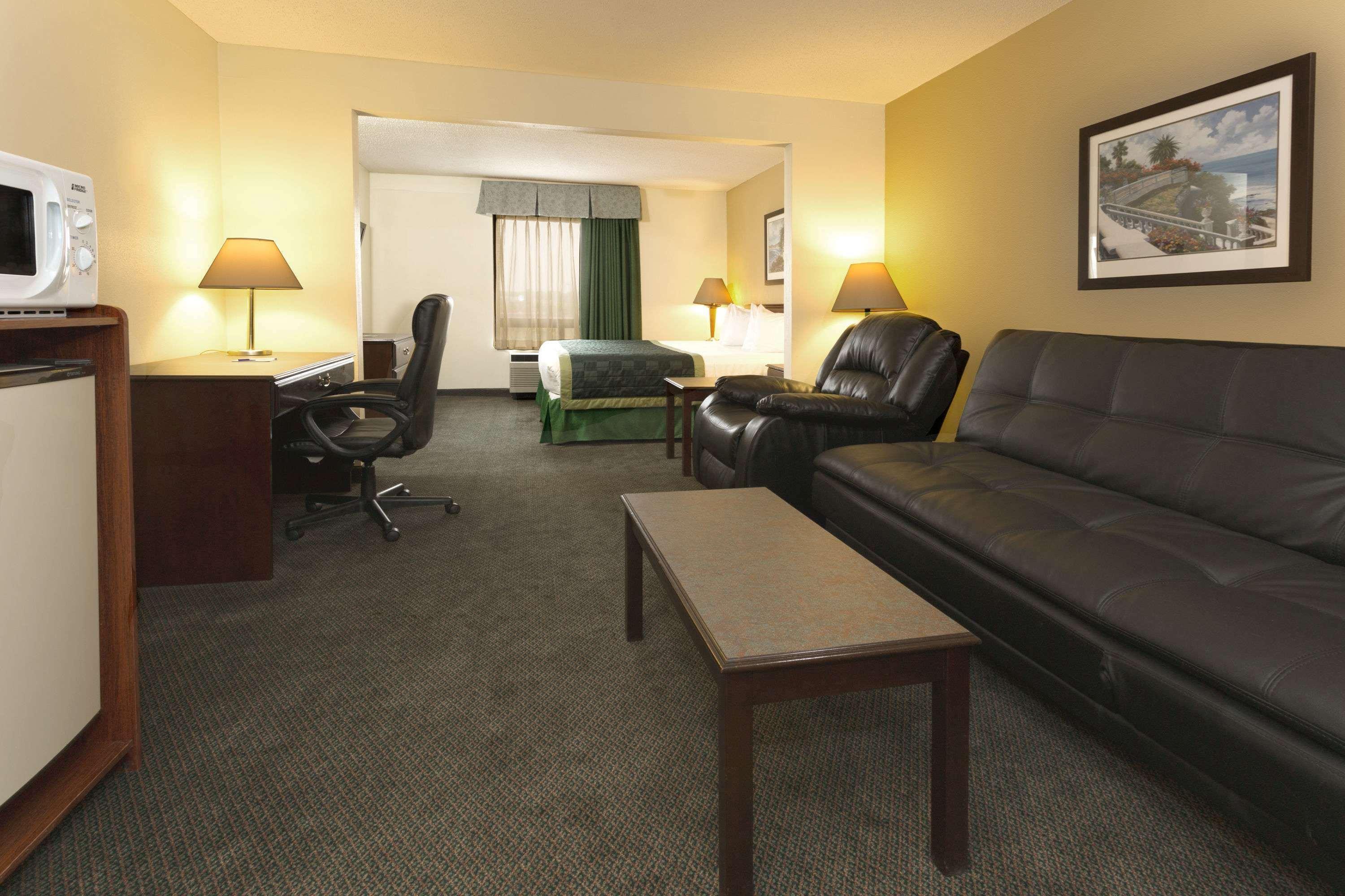 Baymont By Wyndham Mason Hotel Exterior photo
