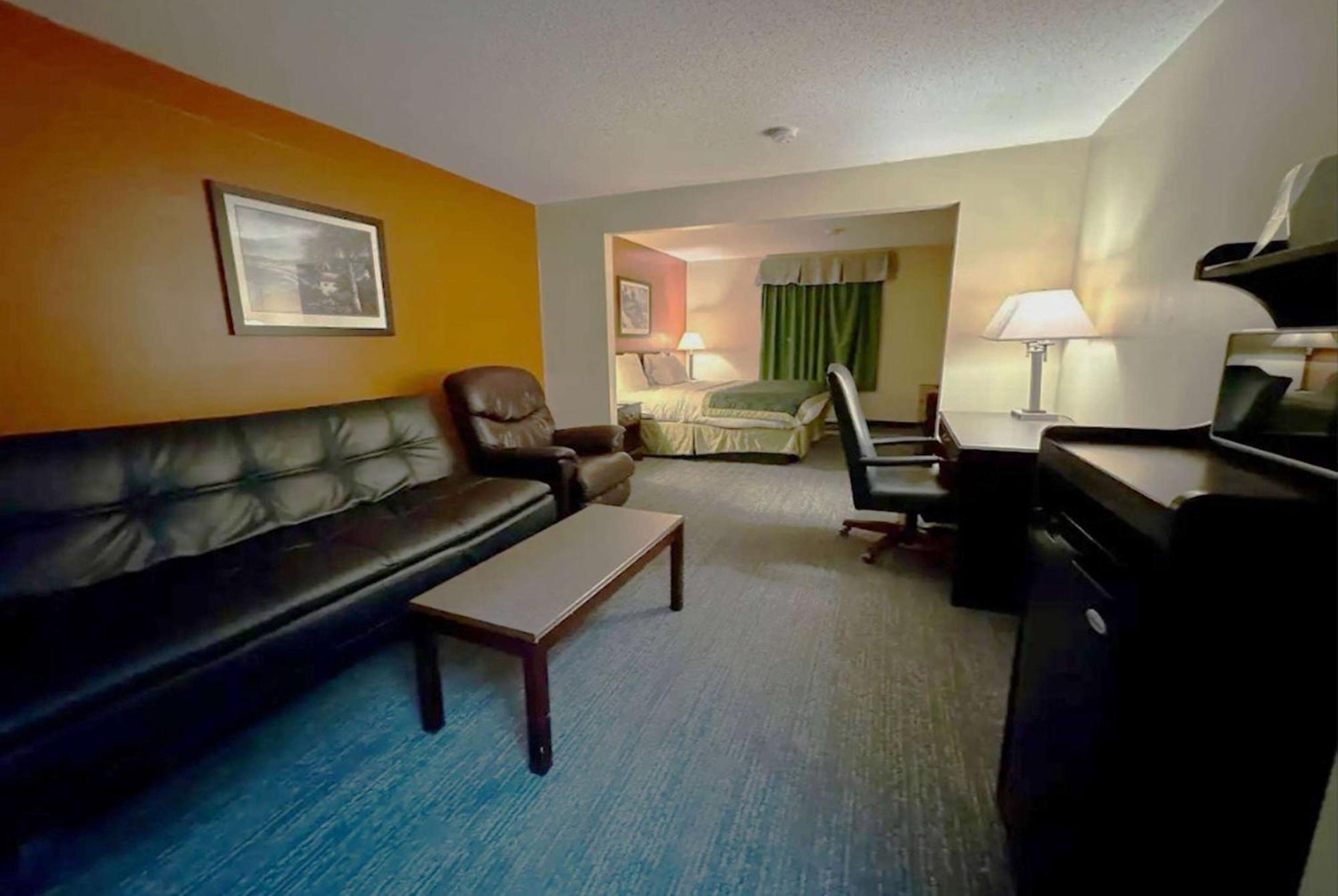 Baymont By Wyndham Mason Hotel Exterior photo