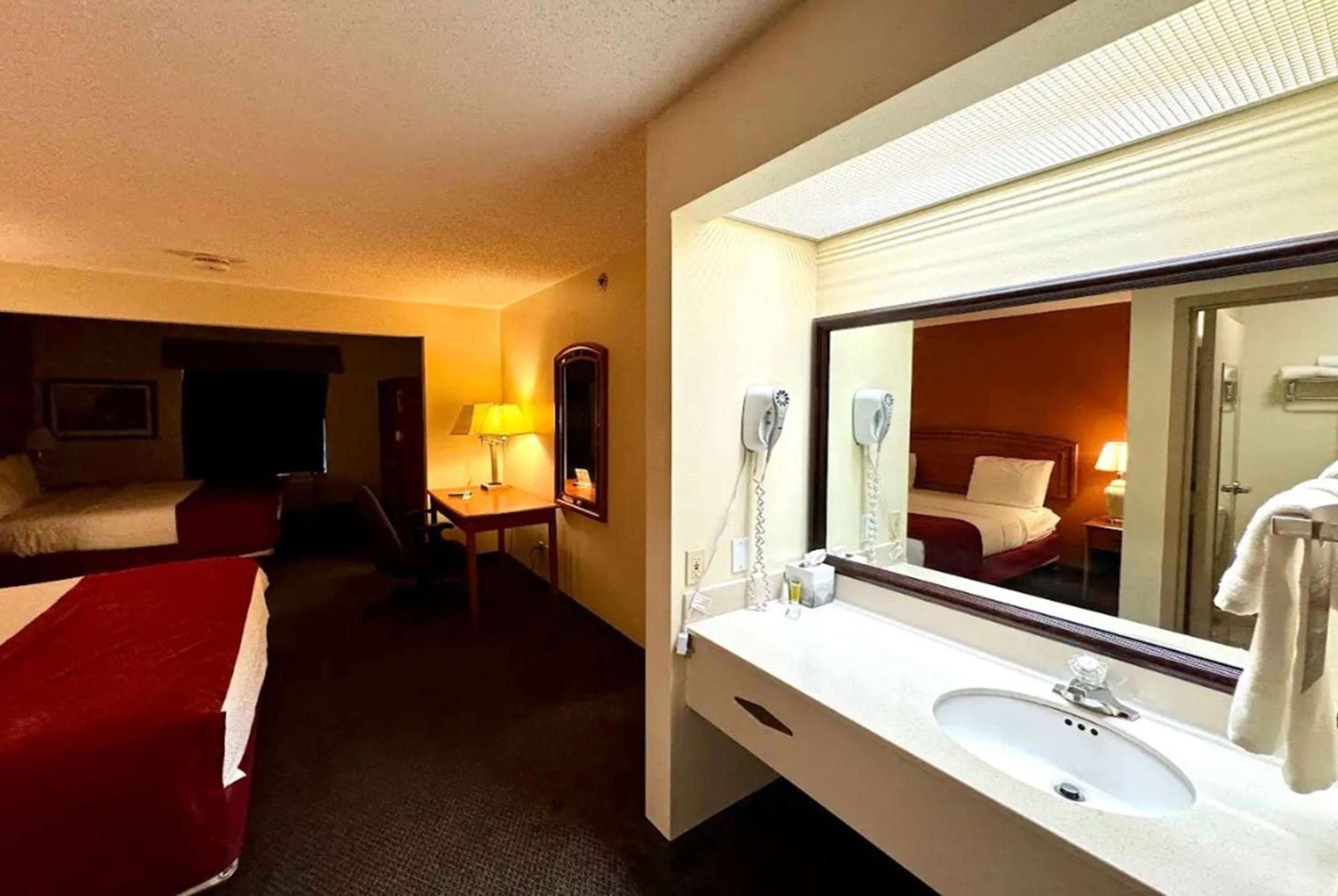 Baymont By Wyndham Mason Hotel Exterior photo